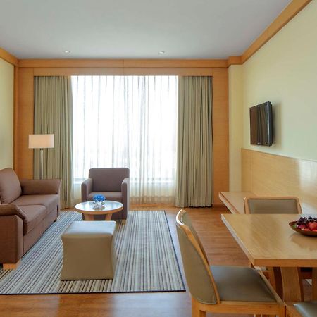 Radisson Blu Hotel New Delhi Dwarka Екстериор снимка A living room at the Park