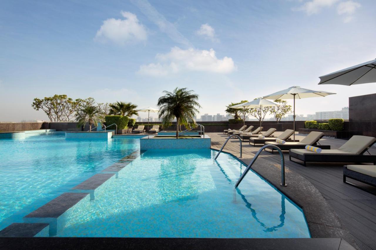 Radisson Blu Hotel New Delhi Dwarka Екстериор снимка The swimming pool at the hotel