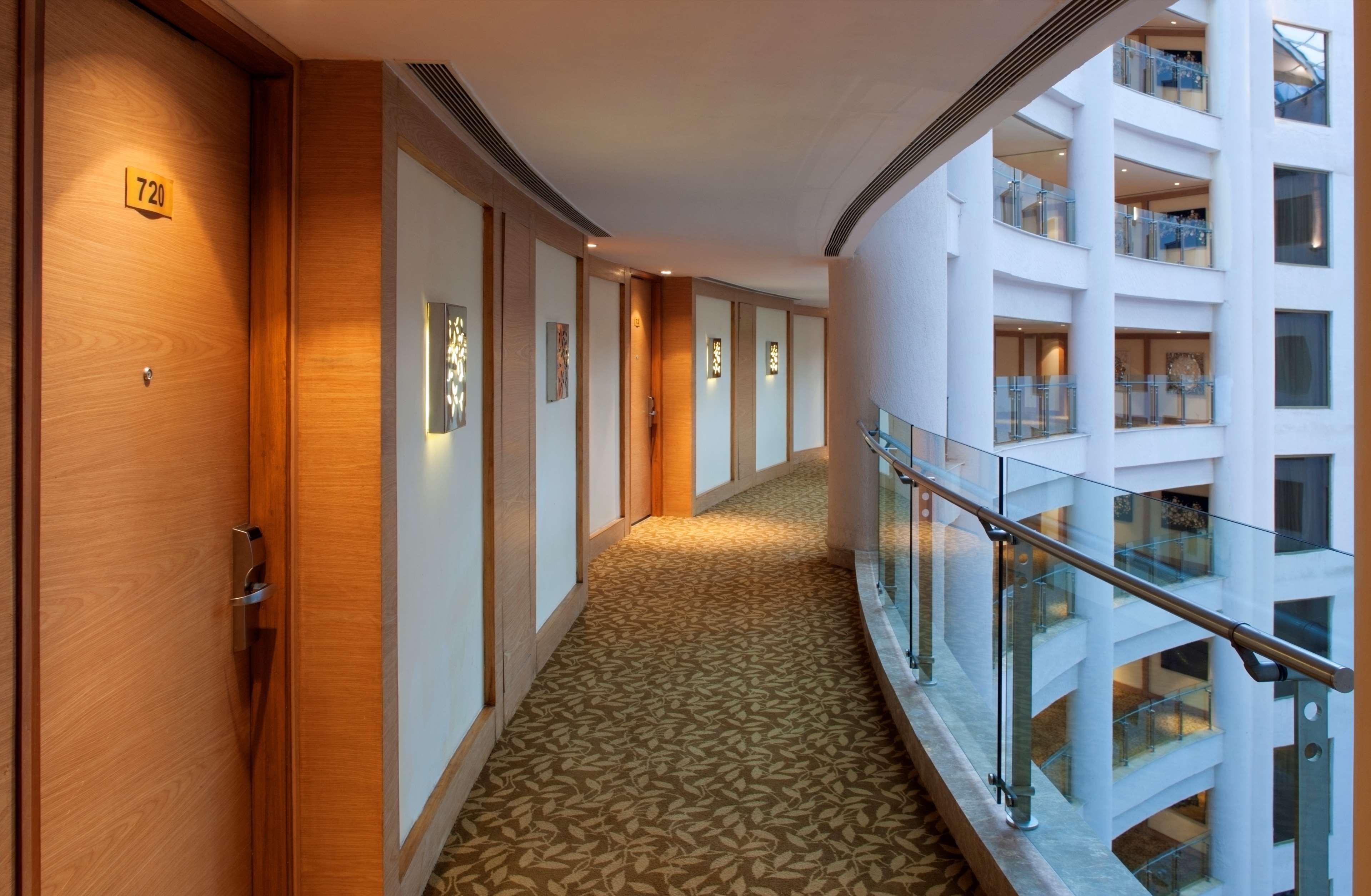 Radisson Blu Hotel New Delhi Dwarka Интериор снимка A corridor