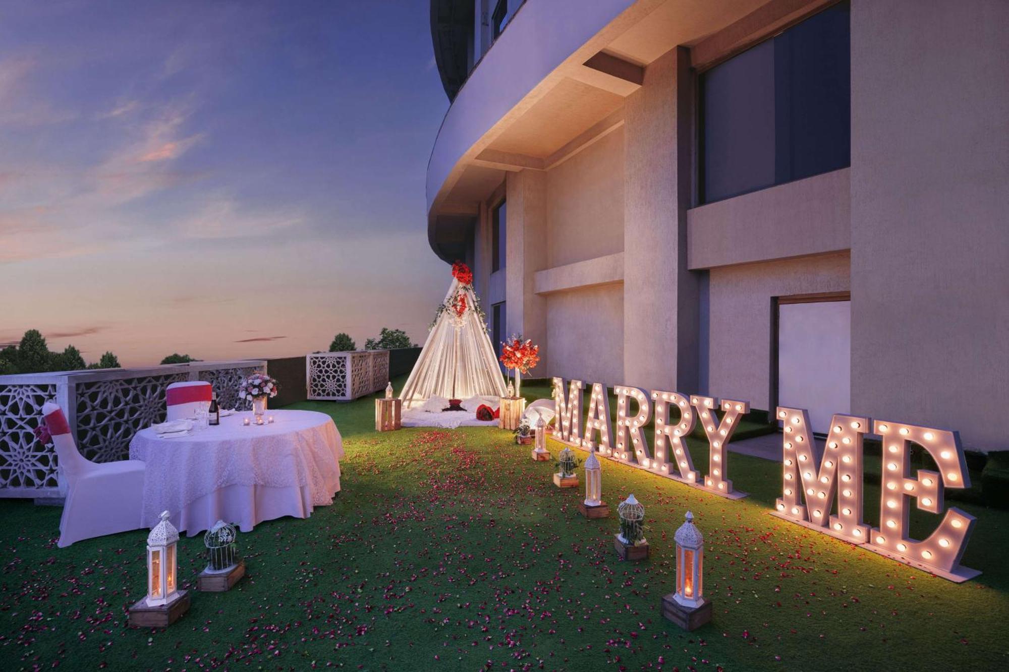 Radisson Blu Hotel New Delhi Dwarka Екстериор снимка The Sky Garden