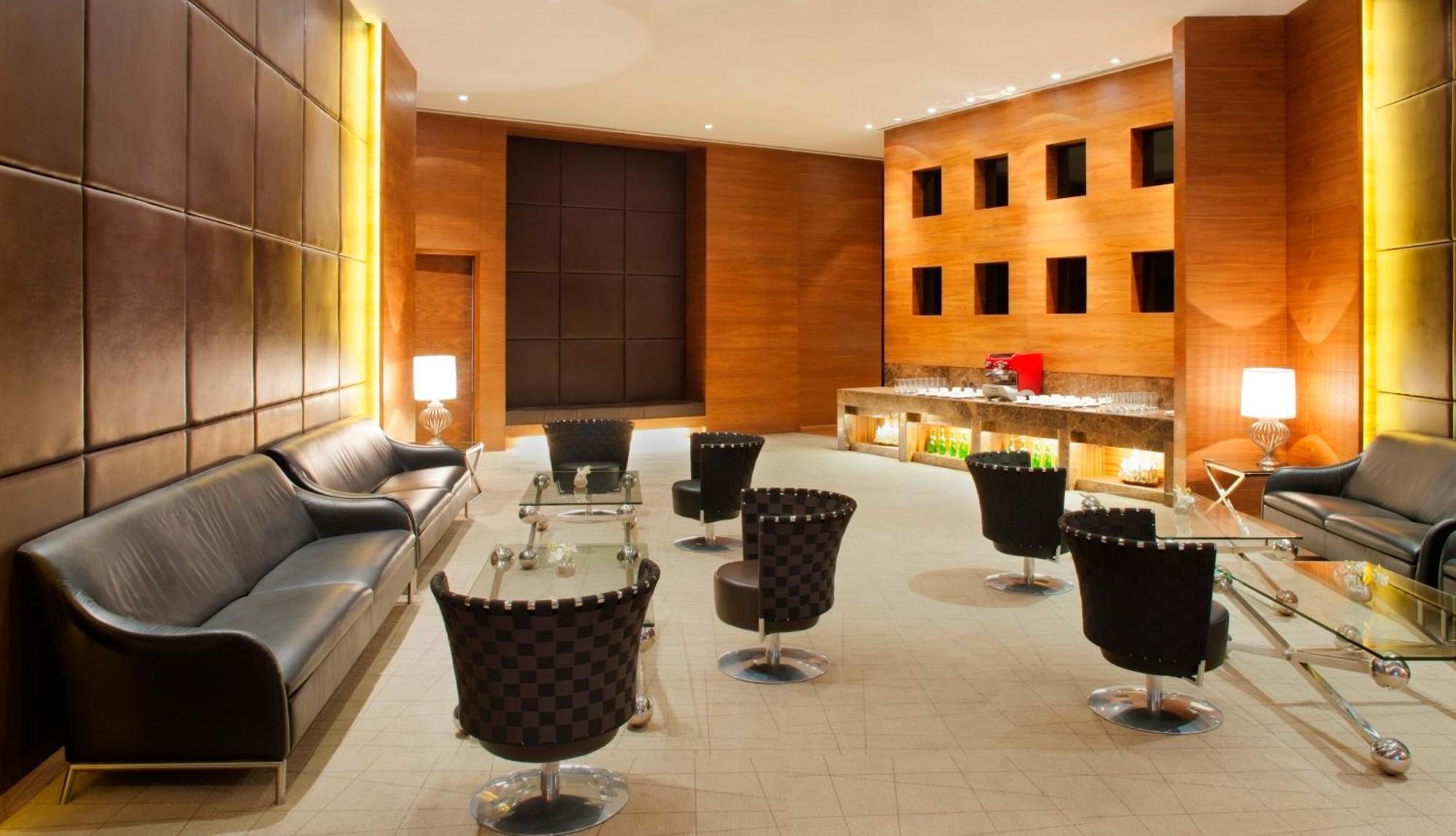 Radisson Blu Hotel New Delhi Dwarka Екстериор снимка The lounge at the airport