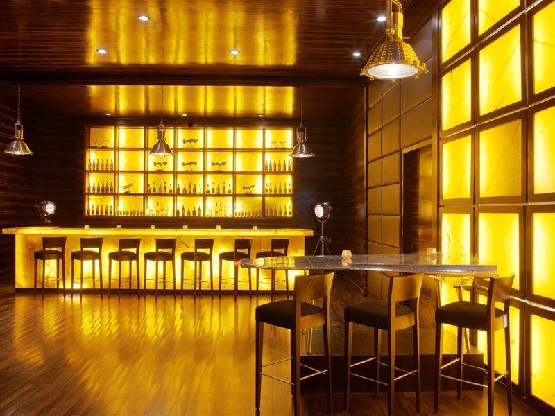 Radisson Blu Hotel New Delhi Dwarka Екстериор снимка The bar at the hotel