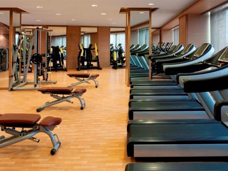Radisson Blu Hotel New Delhi Dwarka Екстериор снимка A gym at a hotel
